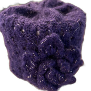 Purple knit beanie cap adorned with a flower💙💛